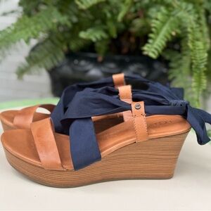 NWOT UGG Tan and Navy Wood Wedge Sandals Size 8.5 Brown Tie Shoes for Women Fun!